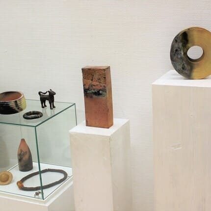 Galeriesäulen mit Bronzeobjekten und Keramik