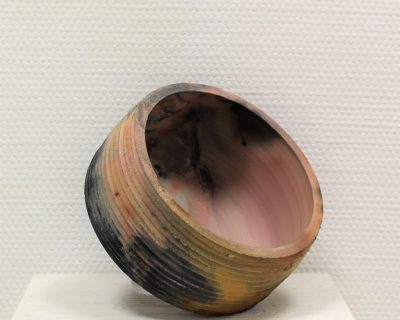 Schmauchbrand Keramik, Gefäß in erdigen Brauntönen, schwarz, beige